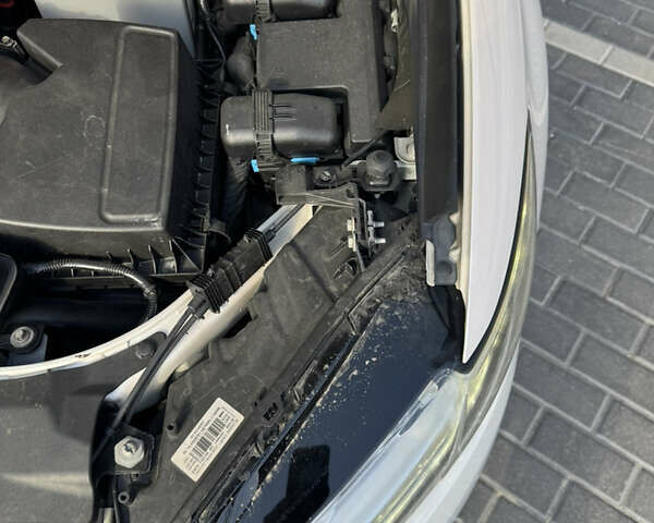 Белый Форд Мондео, объемом двигателя 2 л и пробегом 164 тыс. км за 14900 $, фото 44 на Automoto.ua