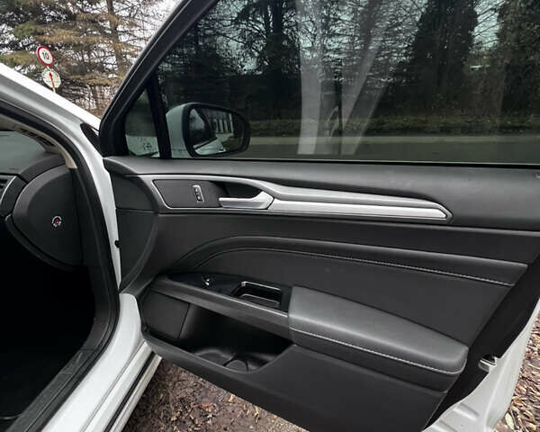 Белый Форд Мондео, объемом двигателя 2 л и пробегом 132 тыс. км за 10900 $, фото 13 на Automoto.ua