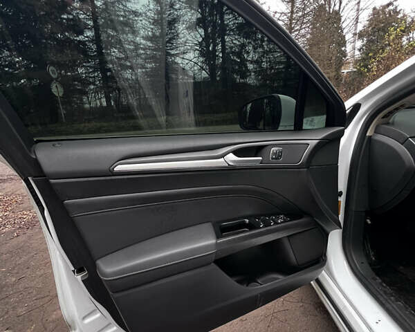 Белый Форд Мондео, объемом двигателя 2 л и пробегом 132 тыс. км за 10900 $, фото 11 на Automoto.ua