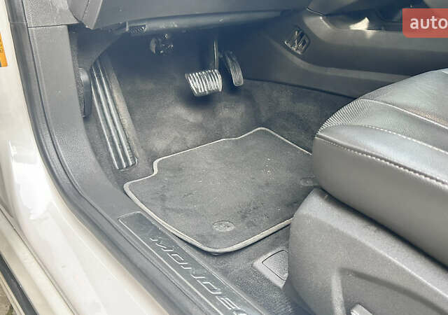 Белый Форд Мондео, объемом двигателя 2 л и пробегом 112 тыс. км за 13500 $, фото 17 на Automoto.ua