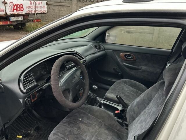 Белый Форд Мондео, объемом двигателя 1.6 л и пробегом 410 тыс. км за 1200 $, фото 3 на Automoto.ua