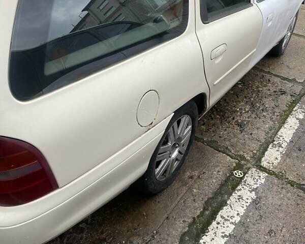 Белый Форд Мондео, объемом двигателя 2 л и пробегом 397 тыс. км за 1000 $, фото 3 на Automoto.ua