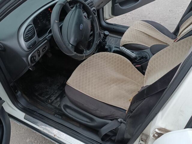 Белый Форд Мондео, объемом двигателя 1.8 л и пробегом 400 тыс. км за 500 $, фото 7 на Automoto.ua