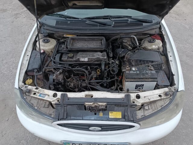 Белый Форд Мондео, объемом двигателя 1.8 л и пробегом 400 тыс. км за 500 $, фото 4 на Automoto.ua