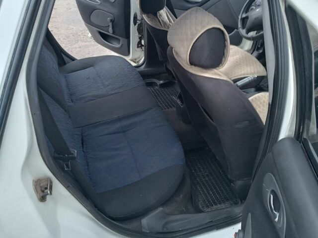 Белый Форд Мондео, объемом двигателя 1.8 л и пробегом 400 тыс. км за 500 $, фото 6 на Automoto.ua