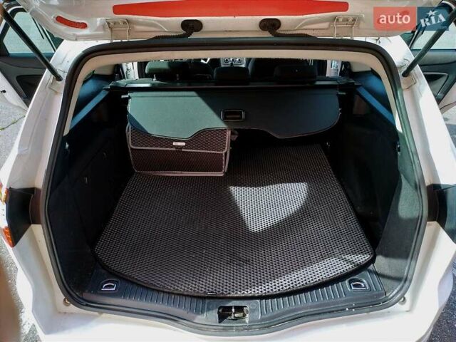 Белый Форд Мондео, объемом двигателя 2 л и пробегом 307 тыс. км за 7100 $, фото 8 на Automoto.ua