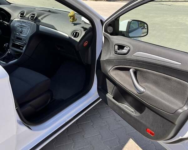 Білий Форд Мондео, об'ємом двигуна 2 л та пробігом 355 тис. км за 6300 $, фото 16 на Automoto.ua