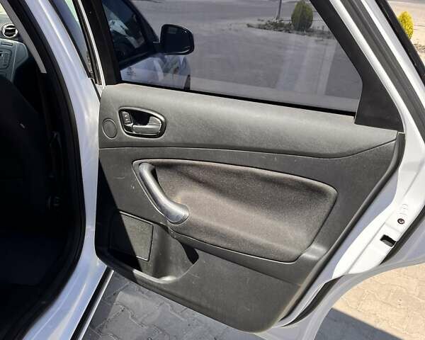 Білий Форд Мондео, об'ємом двигуна 2 л та пробігом 355 тис. км за 6300 $, фото 19 на Automoto.ua