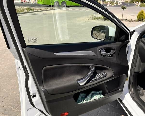 Білий Форд Мондео, об'ємом двигуна 2 л та пробігом 355 тис. км за 6300 $, фото 26 на Automoto.ua