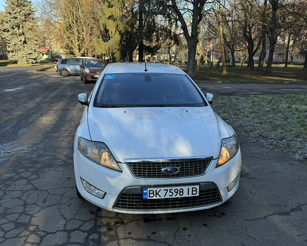 Белый Форд Мондео, объемом двигателя 2 л и пробегом 249 тыс. км за 6600 $, фото 18 на Automoto.ua