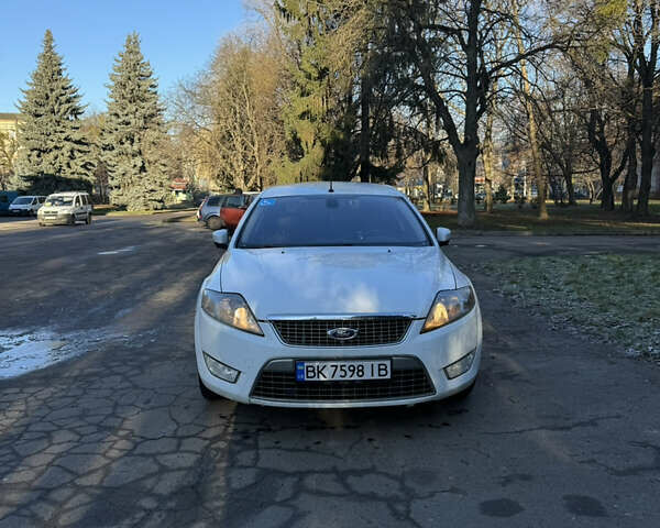 Белый Форд Мондео, объемом двигателя 2 л и пробегом 249 тыс. км за 6600 $, фото 1 на Automoto.ua