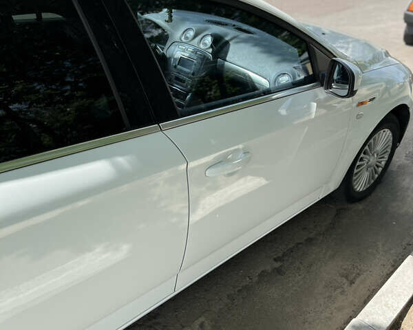 Білий Форд Мондео, об'ємом двигуна 2 л та пробігом 215 тис. км за 7000 $, фото 8 на Automoto.ua
