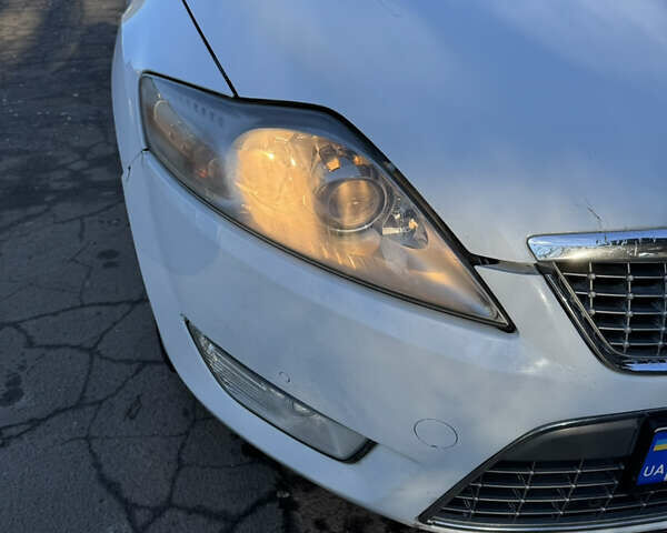 Белый Форд Мондео, объемом двигателя 2 л и пробегом 249 тыс. км за 6600 $, фото 19 на Automoto.ua