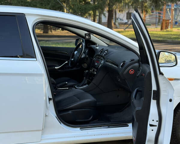 Белый Форд Мондео, объемом двигателя 2 л и пробегом 249 тыс. км за 6600 $, фото 33 на Automoto.ua