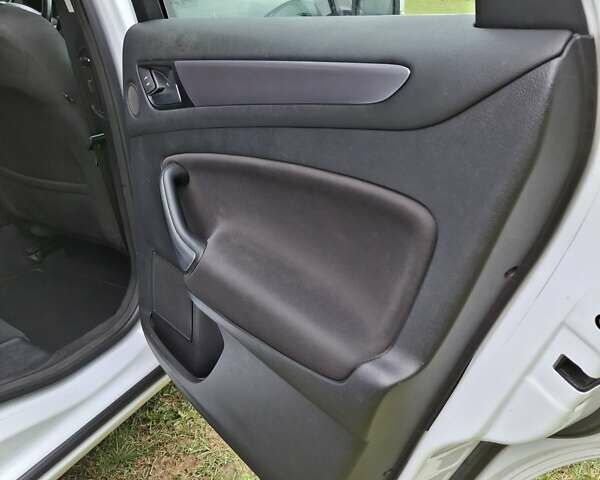 Білий Форд Мондео, об'ємом двигуна 2 л та пробігом 270 тис. км за 9500 $, фото 22 на Automoto.ua