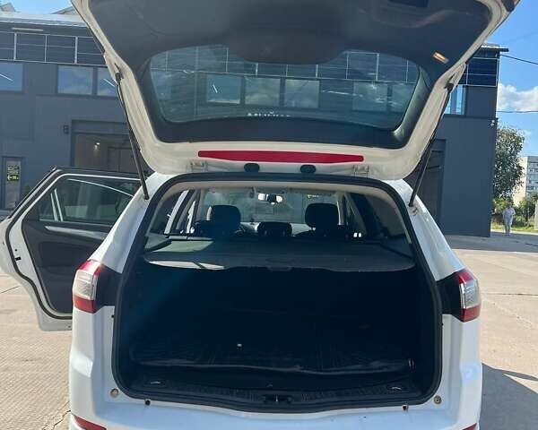 Белый Форд Мондео, объемом двигателя 1.6 л и пробегом 225 тыс. км за 7500 $, фото 11 на Automoto.ua