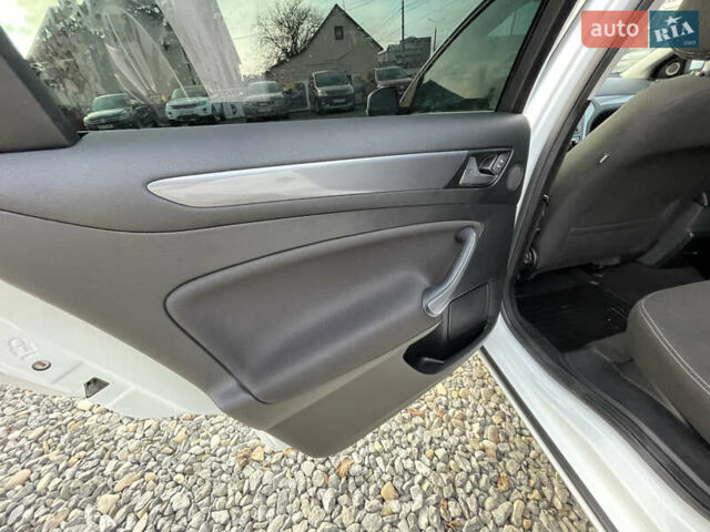 Белый Форд Мондео, объемом двигателя 2 л и пробегом 287 тыс. км за 7800 $, фото 15 на Automoto.ua