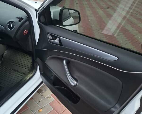 Белый Форд Мондео, объемом двигателя 2 л и пробегом 270 тыс. км за 8300 $, фото 10 на Automoto.ua