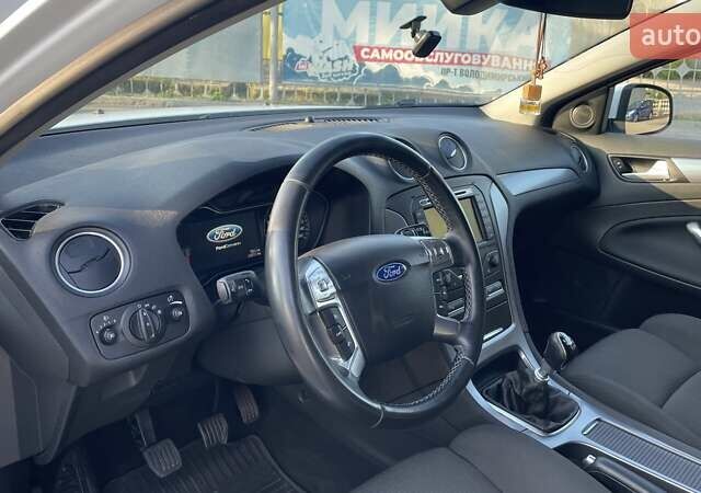 Белый Форд Мондео, объемом двигателя 2 л и пробегом 252 тыс. км за 9200 $, фото 7 на Automoto.ua