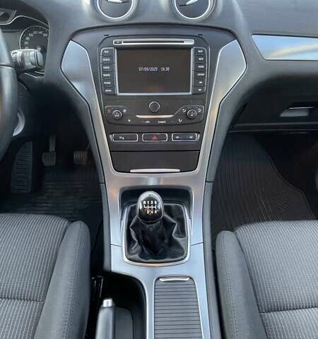 Белый Форд Мондео, объемом двигателя 2 л и пробегом 252 тыс. км за 9200 $, фото 10 на Automoto.ua