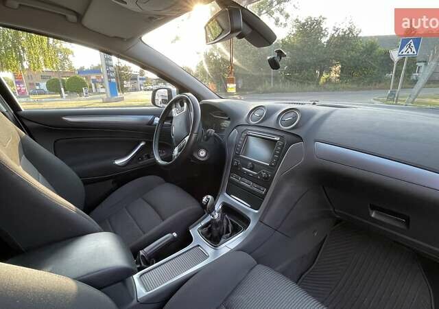 Белый Форд Мондео, объемом двигателя 2 л и пробегом 252 тыс. км за 9200 $, фото 9 на Automoto.ua