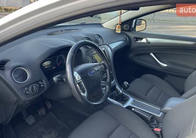 Белый Форд Мондео, объемом двигателя 2 л и пробегом 252 тыс. км за 9200 $, фото 8 на Automoto.ua