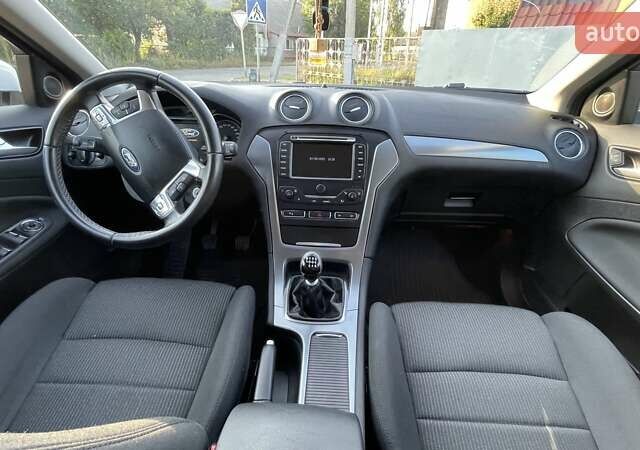 Белый Форд Мондео, объемом двигателя 2 л и пробегом 252 тыс. км за 9200 $, фото 12 на Automoto.ua