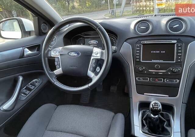 Белый Форд Мондео, объемом двигателя 2 л и пробегом 252 тыс. км за 9200 $, фото 6 на Automoto.ua