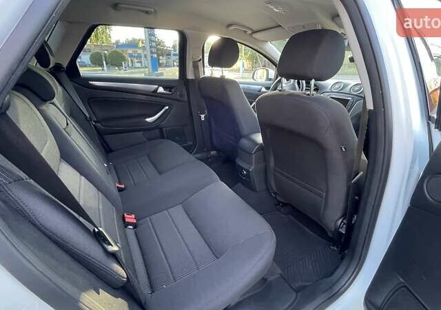 Белый Форд Мондео, объемом двигателя 2 л и пробегом 252 тыс. км за 9200 $, фото 11 на Automoto.ua