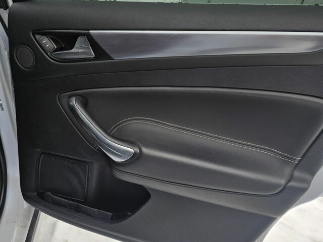 Белый Форд Мондео, объемом двигателя 2 л и пробегом 200 тыс. км за 5200 $, фото 14 на Automoto.ua