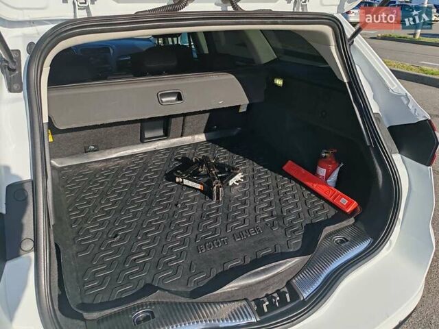 Белый Форд Мондео, объемом двигателя 1.56 л и пробегом 226 тыс. км за 11500 $, фото 9 на Automoto.ua