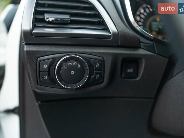 Белый Форд Мондео, объемом двигателя 2 л и пробегом 227 тыс. км за 14500 $, фото 45 на Automoto.ua