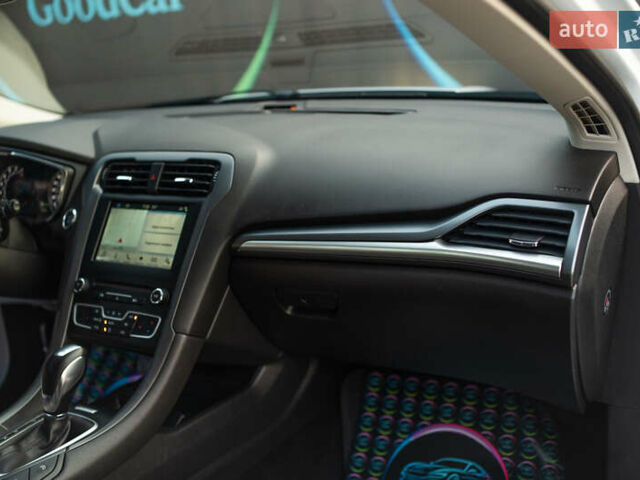 Белый Форд Мондео, объемом двигателя 2 л и пробегом 227 тыс. км за 14500 $, фото 81 на Automoto.ua