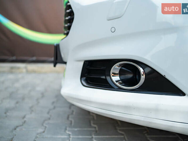 Белый Форд Мондео, объемом двигателя 2 л и пробегом 227 тыс. км за 14500 $, фото 22 на Automoto.ua