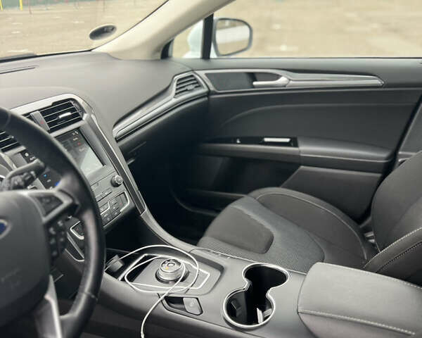 Белый Форд Мондео, объемом двигателя 2 л и пробегом 115 тыс. км за 17499 $, фото 9 на Automoto.ua