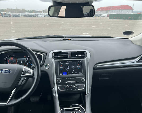 Белый Форд Мондео, объемом двигателя 2 л и пробегом 115 тыс. км за 17499 $, фото 11 на Automoto.ua