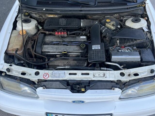 Білий Форд Мондео, об'ємом двигуна 1.6 л та пробігом 318 тис. км за 1700 $, фото 3 на Automoto.ua