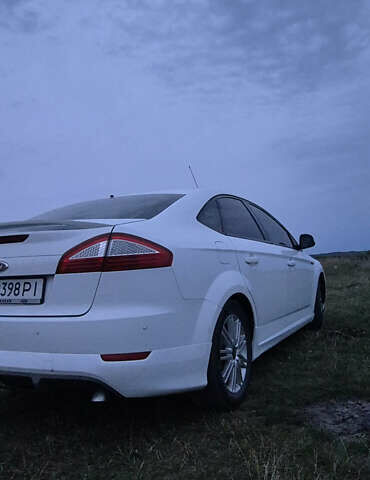 Белый Форд Мондео, объемом двигателя 2.5 л и пробегом 338 тыс. км за 7200 $, фото 4 на Automoto.ua