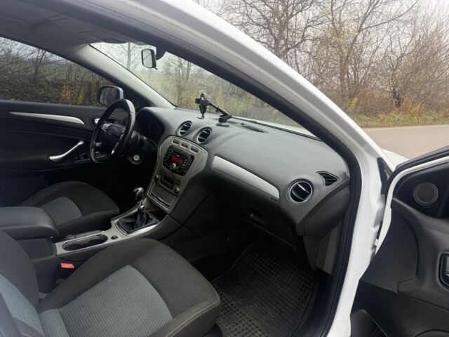 Белый Форд Мондео, объемом двигателя 2 л и пробегом 295 тыс. км за 6900 $, фото 13 на Automoto.ua