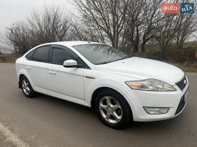 Белый Форд Мондео, объемом двигателя 2 л и пробегом 295 тыс. км за 6900 $, фото 4 на Automoto.ua