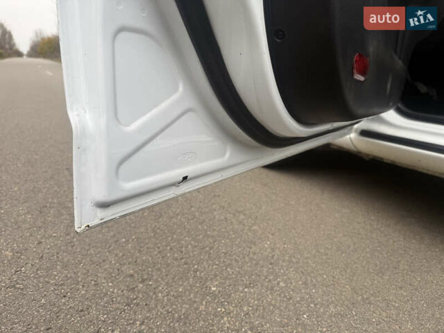 Белый Форд Мондео, объемом двигателя 2 л и пробегом 295 тыс. км за 6900 $, фото 16 на Automoto.ua