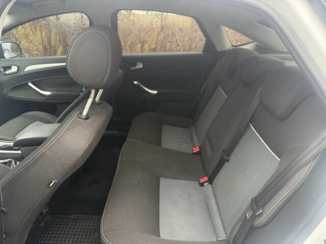 Белый Форд Мондео, объемом двигателя 2 л и пробегом 295 тыс. км за 6900 $, фото 17 на Automoto.ua