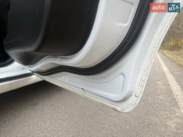 Белый Форд Мондео, объемом двигателя 2 л и пробегом 295 тыс. км за 6900 $, фото 17 на Automoto.ua