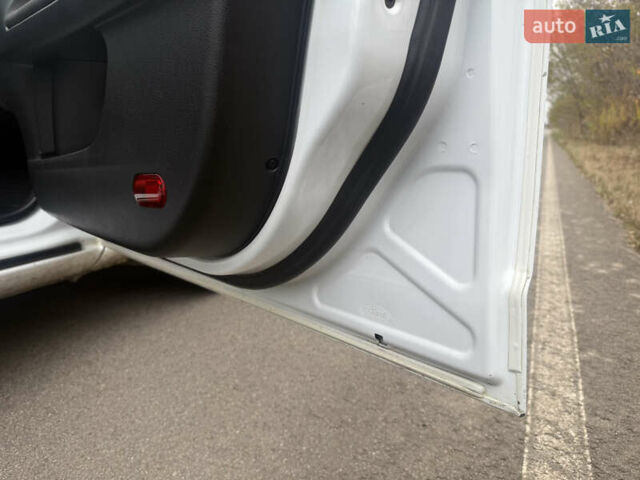 Белый Форд Мондео, объемом двигателя 2 л и пробегом 295 тыс. км за 6900 $, фото 18 на Automoto.ua