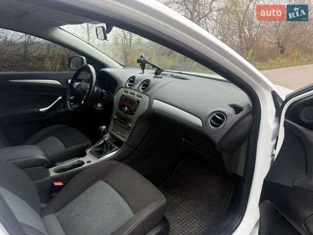 Белый Форд Мондео, объемом двигателя 2 л и пробегом 295 тыс. км за 6900 $, фото 11 на Automoto.ua