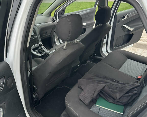Белый Форд Мондео, объемом двигателя 1.56 л и пробегом 110 тыс. км за 8900 $, фото 33 на Automoto.ua