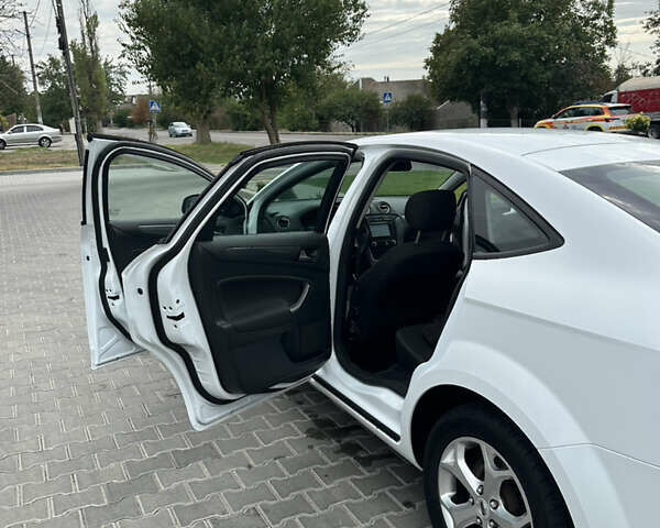 Белый Форд Мондео, объемом двигателя 1.56 л и пробегом 110 тыс. км за 8900 $, фото 45 на Automoto.ua