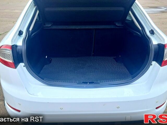 Белый Форд Мондео, объемом двигателя 2 л и пробегом 260 тыс. км за 9500 $, фото 3 на Automoto.ua