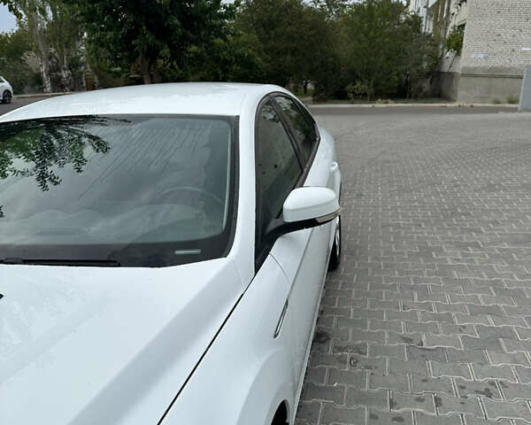 Белый Форд Мондео, объемом двигателя 1.56 л и пробегом 110 тыс. км за 8900 $, фото 9 на Automoto.ua