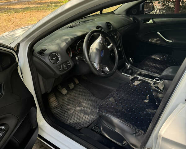 Белый Форд Мондео, объемом двигателя 1.6 л и пробегом 216 тыс. км за 8500 $, фото 2 на Automoto.ua